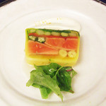 メインダイニングGRAND - 信州サーモン軽いスモークの炙り焼きと夏野菜のテリーヌ