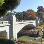カフェエンラージ - 甲州街道と武蔵野陵をつなぐ橋