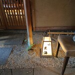 Genkai Shokudou - 玄関正面の足下。