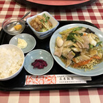 広東飯店 - 夜のおすすめ定食1000円。五目あんかけ焼きそば、唐揚げ、ライス、杏仁豆腐付き。