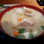 食亭あじくら - 大ぶりの大根とにんじんがゴロゴロ。エッジが効いた形のままなのに、中まで味が沁みているので、別茹でにしてるんじゃないかな。豆腐や厚揚げも入っていて、とてもおいしい。ボリュームも、かなりあります。