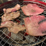 炭火焼肉 金むら - 右がﾀﾝ左がﾀﾝﾂﾗ