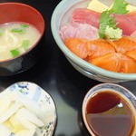 お食事処 魚がしおき - ランチの三色丼\500