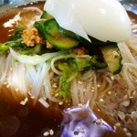 韓屋仁 - 冷麺アップ　スープの色が濃い
