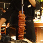 バルバッコア クラシコ 丸の内店 - お肉を切り分けます