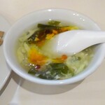 中国料理　八角 - スープにはラー油を投入