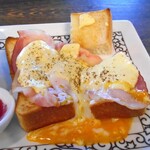 Motomachi Kohi - 「エッグベネエィクト 元町スタイル」のエッグベネエィクト（食べかけで失礼します）