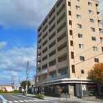 Motomachi Kohi - ９階建てマンションの１階にあります（左奥が東新潟駅）