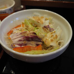 三原シティホテル - ドレッシングをかけた生野菜サラダです