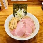 一陽軒 - 磨き上げられた豚骨スープは塩味も控えめで後味もスッキリ。チャーシューは真空低温調理(レア)、メンマも丁寧に作られてる。