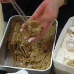 旨い料理・旨い酒 じょうじ - 蟹クリームコロッケ準備中の奥さん