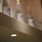 旨い料理・旨い酒 じょうじ - 焼酎が店内に飾られていました