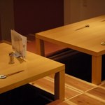 旨い料理・旨い酒 じょうじ - 奥にはお座敷もあります。