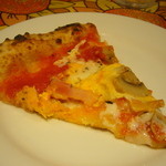 スパッカ ナポリ - トマトベースのピザに、卵やキノコなどが