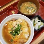 なか卯 - 黄金の親子丼/味噌汁漬け物セット 750円