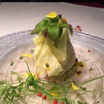 ラトリエ ドゥ ステイジュ - 魚とキヌアを用いた料理は花オクラの包みの内側に