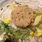 ラトリエ ドゥ ステイジュ - 魚とキヌアを用いた料理は花オクラの包みの内側に