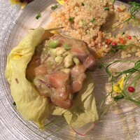 ラトリエ ドゥ ステイジュ - 魚とキヌアを用いた料理は花オクラの包みの内側に