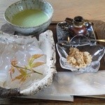 三十三茶屋 - 葛きり＆お薄（700円）。香り立つ黒みつで涼味も引き立ちます。