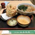 かけそば 大盛り＋わかめ＋野菜かき揚げ！