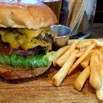 マクレーン オールドバーガースタンド - ダブルデックチーズバーガー  ￥1880(パティ2枚)