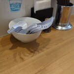 麺屋 龍壽 - カウンターの卓上