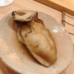 鮨 しゅん輔 - 大船渡産の煮牡蠣です。ズッシリとした重量感。牡蠣の旨味が閉じ込められておりました。お酒を呼んじゃいます\(//∇//)\