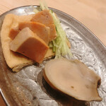 鮨 しゅん輔 - 三陸産の蒸し鮑と鮟肝。お揚げに包むのはお止めになったようです