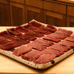 鮨 しゅん輔 - 大間の279kg。腹中の大トロと赤身が出番待ち