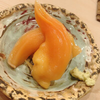 鮨 しゅん輔 阿佐ヶ谷 - 苫小牧産の青柳。デカイ、分厚い、太い、そして潮の香りも強い。柚子の搾り汁で和えた大根おろしが添えてありました。