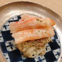 鮨 しゅん輔 阿佐ヶ谷 - タップリの香箱蟹。この半分しか出さないお店が多い中、奮発してらっしゃいます。『ムクの大変っすね』と水を向けると』楽さしてもらってます』と若い衆に笑顔を向ける高岡氏。こりゃあ、みんなついていくよな。