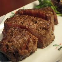 人形町今半 本店 - 「牛ひれ肉のステーキ」（アップ）：気高く、澄んだ旨みと、脂肪のまろやかな甘み♪