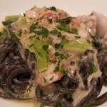 クオーレアズーロ - イカ墨を練り込んだタリオリーニ　鱈の白子ソース