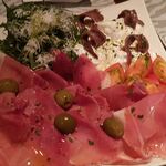 クオーレアズーロ - ブラタチーズと生ハム、フルーツトマト、美味しいアンチョビの盛り合わせ