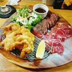 ラムと豪州ジビエバル プラスアルファキッチン - ラムの生ハム、カンガルーのグリル、ワニのフリット 豪州肉の盛合せ