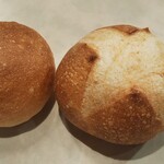 ヒルサイドパントリー - 左：チーズロール   右：天然酵母丸パン