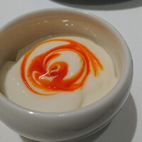 La Cime - カリフラワーのムース。赤万願寺唐辛子の朱色が鮮やか。