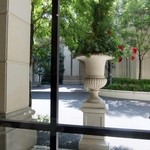 マンジャーレ - 店内より外を見る