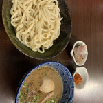 Yumenoya - 牛すじブラックつけ麺
                        煮卵・赤辛玉・チャーシュートッピング