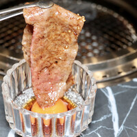 焼肉 拍手喝采 - サーロインの瞬間炙りすき焼き