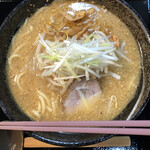 Mochimochi No Ki - 麺は、中太ストレート。もちもちの木らしく、全く湯気が見えません。