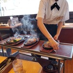 Suteki Miya - 店員さんが丁寧に飛び散りを拭き取ってから配膳しますよ！