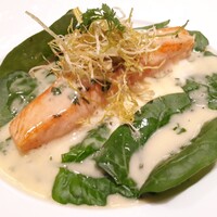 メゾン ポール・ボキューズ - ⚫信州サーモンのポワレ  香草風味のブールブランソース  ほうれん草の若葉添え