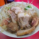 ラーメン二郎 - 小ブタラーメン　ブタを取り出してカシャ！