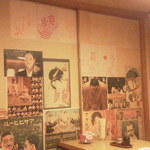 しげきん - 店内のレトロポスター
