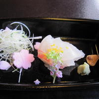 錦 - 鯛へぎ造り　胡瓜花びらけん　桜花長芋　もろみにんにく　青み　わさび