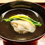 道人 - 香住松葉蟹の大きな真丈、そのうえにはしゃぶ餅とほうれん草、柚子を添えて。