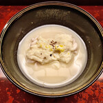 道人 - 「ああ～っ」と溜息が漏れるように心を鷲掴みにされる逸品。真っ黒い漆塗りの器には、真っ白い雲子と湯葉が盛られた白味噌椀。