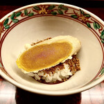 道人 - 炊き立ての”にえばな”には、間人蟹と蟹味噌に香ばしい胡麻、唐墨（愛媛産）の米粉揚げがのせられた一品。