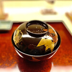 道人 - 器も美しい香住松葉蟹の大きな真丈、そのうえにはしゃぶ餅とほうれん草、柚子を添えて。
      